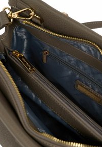 Khaki læder håndtaske indvendig med flere rum, blå foring, gyldne lynlåse og metalhardware detaljer.