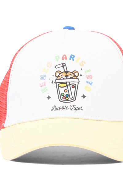 Witte en rode pet met gele klep, met een cartoon tijger in een bubble tea beker en kleurrijke tekst "KENZO PARIS 1970" erboven.