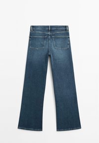 Jeans in denim blu scuro con taglio a gamba larga, dotati di due tasche posteriori e una vita standard. Tessuto liscio con una finitura classica.