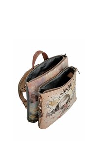 Mehrfarbige Ledertasche mit zwei Reißverschlussfächern, künstlerischen Druckmotiven, Lederelementen und einer strukturierten Oberfläche.