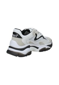 Sneaker chunky bianche e grigie con dettagli neri, materiali in rete e camoscio, suola testurizzata e sistema di laccio prominente.