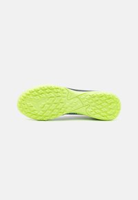 Puma FUTURE 7 PLAY TT - Scarpe da calcio per terreni sintetici - gray skies/elektro purple/fizzy apple/white