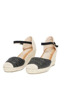 Wedge espadrilles intrecciate in bianco e nero con cinturino alla caviglia; tomaia in tessuto morbido; punta arrotondata; fascia nera testurizzata; suola in juta naturale.