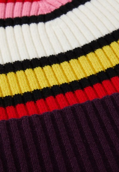 Detailný záber zúženej pleteniny s horizontálnymi pruhmi v ružovej, čiernej, bielej, žltej, čiernej, červenej, čiernej a tmavofialovej farbe.