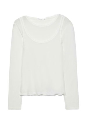 Haut superposé à manches longues blanc pour femmes avec encolure dégagée et silhouette ajustée, présenté à plat sur un fond blanc.