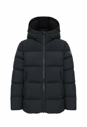 Veste matelassée noire à capuche avec fermeture éclair avant, deux poches zippées et un petit patch logo sur la manche.