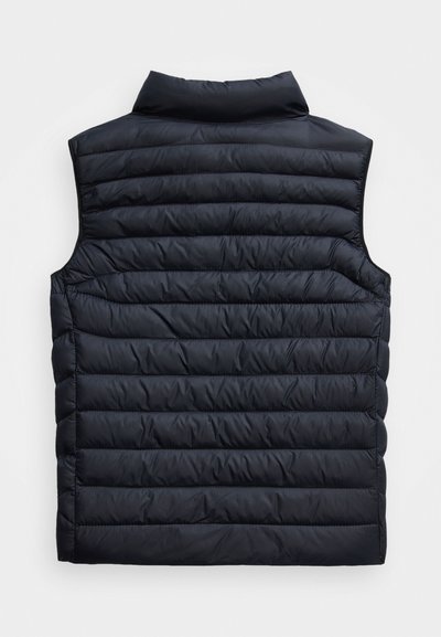 Svart ärmlös puffer-väst med hög krage, med kviltad textur och horisontell sömnad över kroppen. Ingen synlig hårdvara.