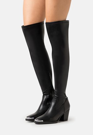 Botas negras de cuero por encima de la rodilla con un diseño elegante, tacón grueso, cremallera lateral y acentos brillantes en la punta. Textura suave y costuras mínimas.