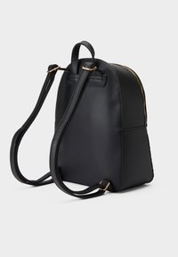 Mochila de imitação de couro preta com um design estruturado, textura suave, detalhe em zíper dourado e duas alças de ombro ajustáveis.