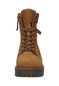 Braune Schnürstiefel aus Wildleder mit abgerundeter Spitze, robusten Gummisohlen, Metallösen und einem gesteppten Design; mit Logopatches an den Seiten.