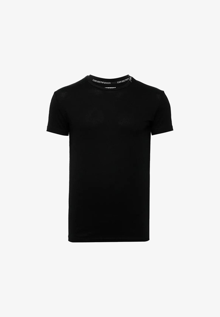 Črna majica s kratkimi rokavi, izdelana iz mehkega blaga, z okroglo ovratnico in oznako na vratu. Preprost, prilegan dizajn brez vzorcev.