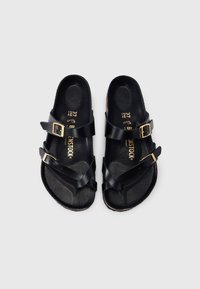 Μαύρα δερμάτινα σανδάλια Birkenstock με δύο ρυθμιζόμενους χρυσούς αγκράφες, μέγεθος 37, παρουσιάζονται σε απλό λευκό φόντο.
