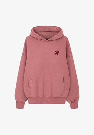 Różowa, zakurzona bluza z kapturem z przednią kieszenią i małą ciemnoczerwoną gwiazdką na lewej piersi.