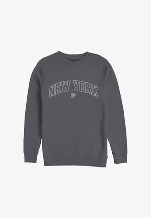 Sweat-shirt gris foncé à col rond avec l'inscription "NEW YORK" en grandes lettres blanches soulignées et un petit logo en dessous.