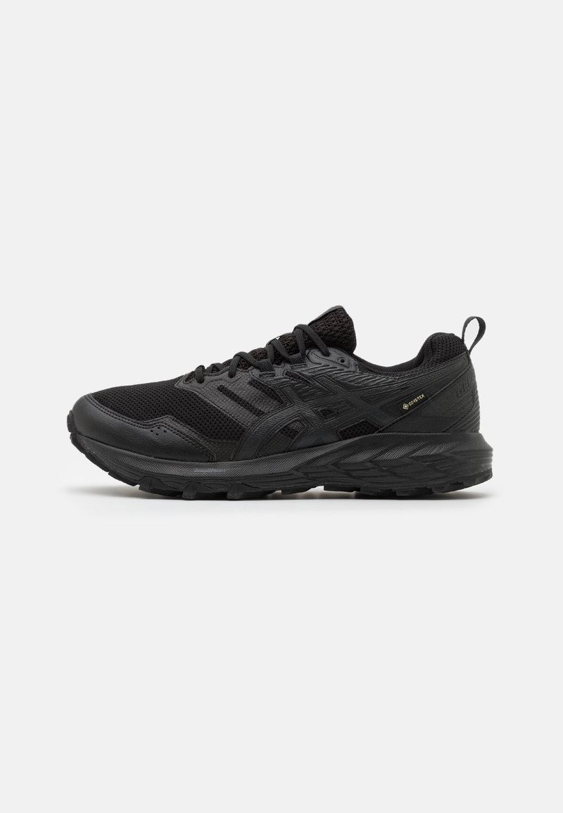 Baskets de sport noires avec dessus en mesh, fermeture à lacets, semelle texturée et languette au talon, vues de côté sur fond blanc.