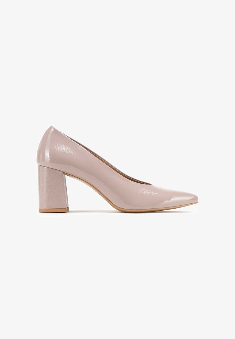 Beiger Lackleder-Pumps für Damen mit spitzer Zehenpartie und klobigem, mittelhohem Blockabsatz, seitlich auf weißem Hintergrund gezeigt.