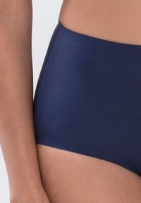 Námořnické modré vysoké spodní prádlo s hladkým povrchem a elastickým pasem. Poskytuje plné pokrytí s bezešvou konstrukcí.