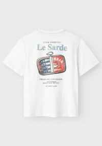 Biała bawełniana koszulka T-shirt z grafiką puszki sardynek na plecach, z tekstem w niebieskim i czerwonym kolorze, podkreślającym zawartość i szczegóły marki.