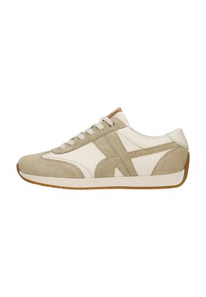 Laag profiel beige en witte sneaker met suède panelen, leren bovenwerk, witte veters en een zool van gumrubber, gezien vanaf de buitenkant.