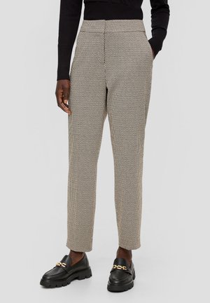 Grijze gestreepte broek met een gestructureerd oppervlak en een taps toelopende pasvorm. Voorzien van zijzakken en een platte tailleband, gecombineerd met zwarte instappers.