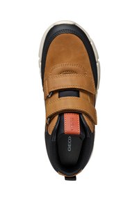 Deportivas de cuero marrón y sintético negro con dos correas de velcro, interior acolchado y acento naranja en contraste. Punta redondeada y suela gruesa.