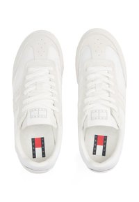 Baskets blanches de sport avec une tige synthétique lisse, des accents en daim, un bout perforé, des lacets plats et une semelle intérieure de marque avec un logo coloré.