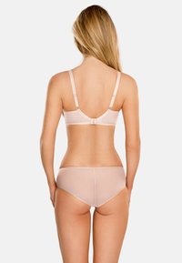 Ensemble de lingerie beige clair avec une texture lisse et transparente. Le soutien-gorge se distingue par des bretelles ajustables et une fermeture à crochet et œil au dos.