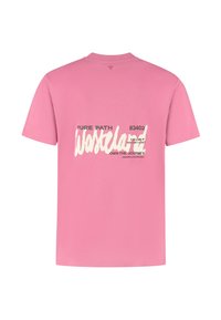 Rosa T-Shirt mit kurzen Ärmeln, auf dem Rücken mit dem Schriftzug "Wasteland" und reisebezogenen Text in weißer und schwarzer Schrift bedruckt.
