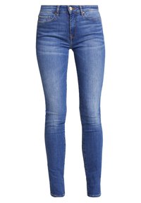 Smaljeans i medblå denim med hög midja, framfickor och knäppning. Slät textur med subtila blekningsdetaljer.