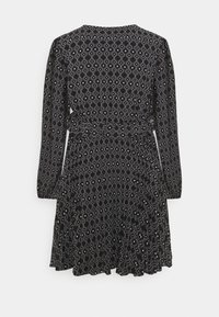 Czarna sukienka z długim rękawem i białym wzorem w diamenty, z wcięciem w talii i plisowanym dołem, pokazana od tyłu na białym tle.