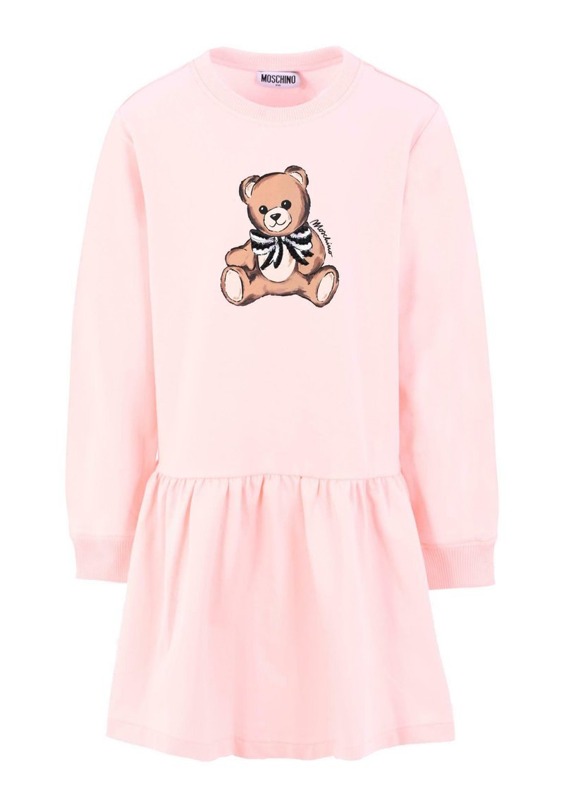 Różowa sukienka z długim rękawem i warstwowym dołem, z grafiką misia pluszowego oraz czarno-białą wstążką w paski. Wykonana z miękkiego materiału, z okrągłym dekoltem.