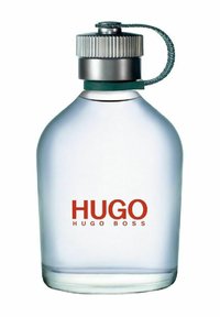 Tydlig glasflaska med rund bas, silverlock och gröna detaljer, med "HUGO" tryckt i feta röda bokstäver.