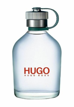 Tydlig glasflaska med rund bas, silverlock och gröna detaljer, med "HUGO" tryckt i feta röda bokstäver.