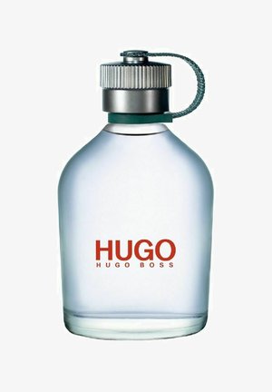 Tyhjät lasipullot, joissa on pyöreä pohja, hopea korkki ja vihreä korostus, joissa on "HUGO" painettuna paksuilla punaisilla kirjaimilla.