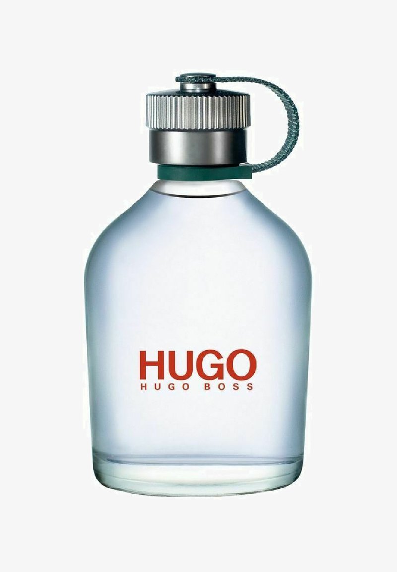 Tyhjät lasipullot, joissa on pyöreä pohja, hopea korkki ja vihreä korostus, joissa on "HUGO" painettuna paksuilla punaisilla kirjaimilla.