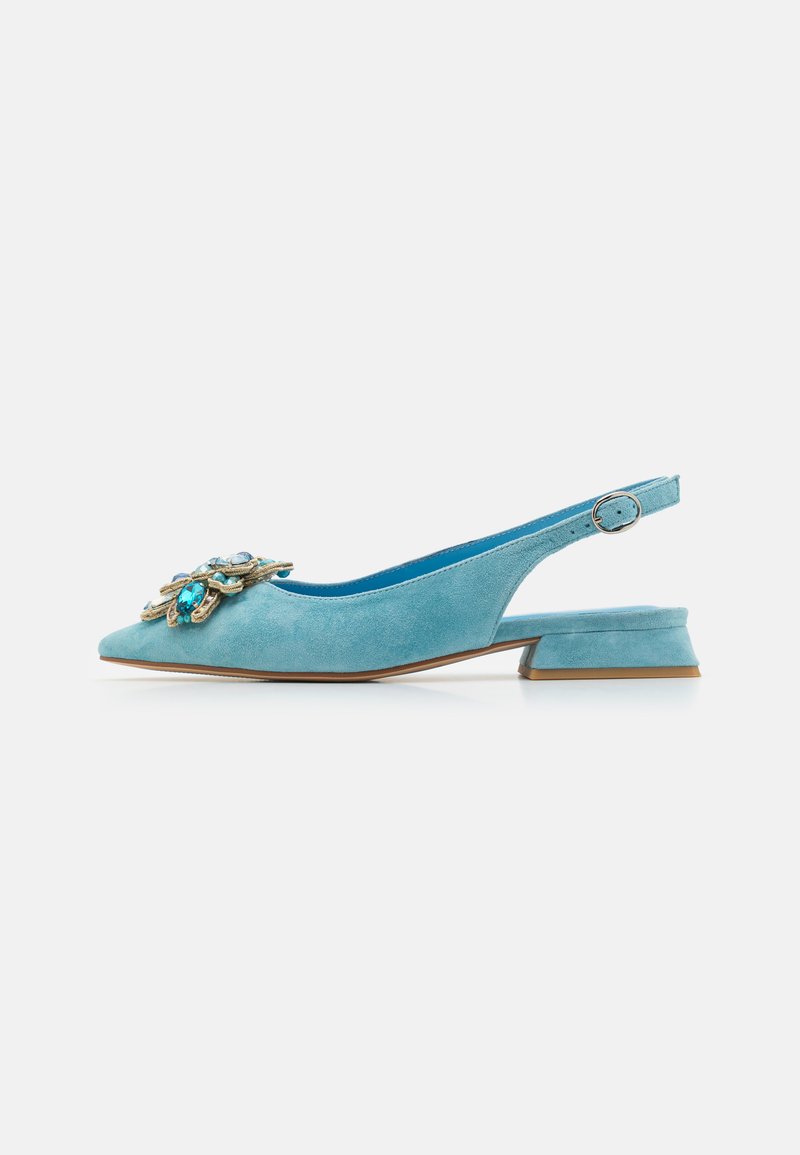Blå semsket slingback-sko med spiss tå og lav blokkheel, med dekorative detaljer på tåpartiet.