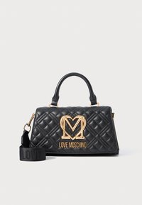 Schwarze gesteppte Handtasche mit strukturierter Form, ausgestattet mit einem goldenen Logo-Akzent und oberen Griffen, begleitet von einem abnehmbaren Tragegurt.