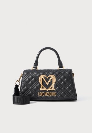 Mustmusterdatud must käekott struktureeritud kujuga, millel on kuldne logo aksessuaar ja ülemised sangad, koos lahtikäiva rihmaga.