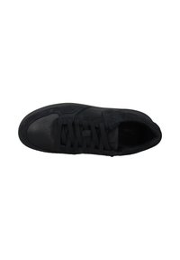 Schwarzer Sportschuh aus einer Kombination von Leder und Wildleder, mit abgerundeter Zehenpartie, flachen Schnürsenkeln und minimalen Markenakzenten an der Seite.
