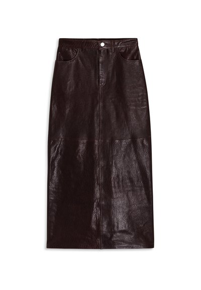 Gonna di pelle marrone, lunghezza al ginocchio, con una superficie liscia, tasche anteriori e una chiusura con un solo bottone in vita.