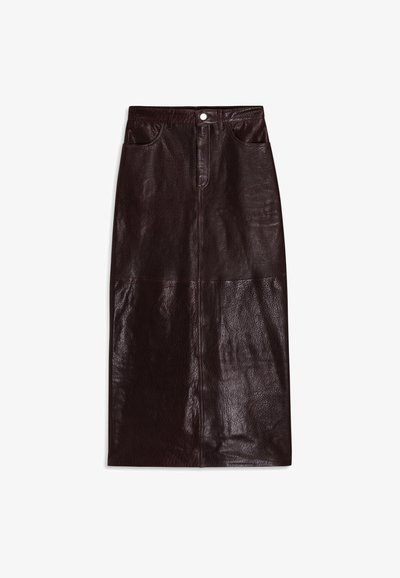 Brauner Lederrock, knielang, mit glatter Textur, Vordertaschen und einer einzigen Knopfschließe an der Taille.