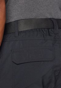 Shorts noirs avec une ceinture noire texturée. Le tissu est léger avec une finition lisse, et comprend une poche à l'arrière avec un rabat.