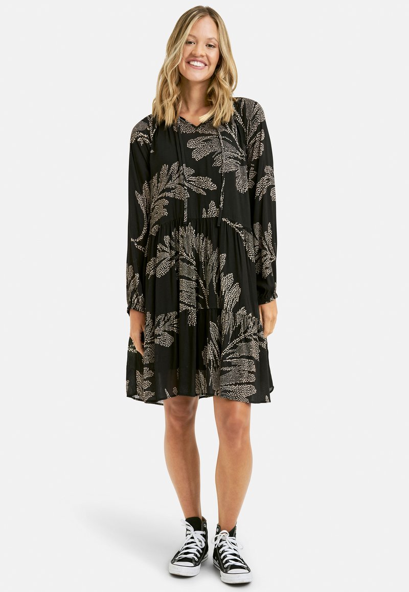 Smith&Soul - RUFFLE NECK - Vapaa-ajan mekko - stone print, Suurenna