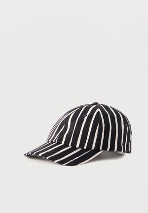 Czarna czapka bejsbolowa z równomiernie rozmieszczonymi pionowymi białymi paskami na koronie i daszku, przedstawiona na jednolitym jasnym tle.