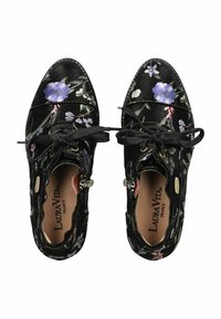 Scarpe nere con stampa floreale, dal texture liscio, dotate di allacciatura e occhietti decorativi, che evidenziano fiori e accenti multicolori.