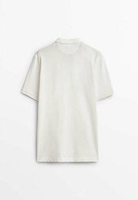 Kortärmad polo i ljus krämfärg, tillverkad av mjuk bomull. Har en traditionell krage och en slät, enhetlig textur utan mönster.