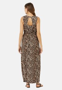 Rochie maxi cu model leopard, design fără mâneci, talie elastică și detaliu la spate în formă de cheiță. Fabricată dintr-un material moale și ușor.