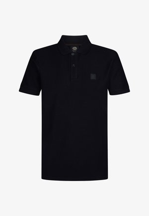 Polo noir en coton avec une patte à trois boutons, manches courtes, col côté, et un petit logo brodé sur la poitrine.