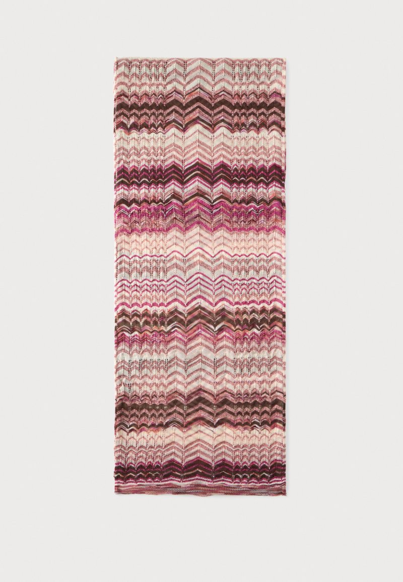 Écharpe rectangulaire avec un motif en zigzag dans des nuances de rose, marron et crème, étalée à plat sur un fond clair.