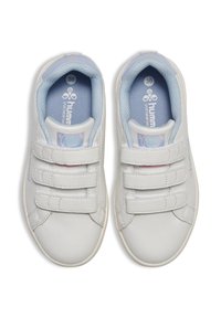 Białe skórzane buty z paskami na rzepy, jasnoniebieskimi akcentami i fakturowaną wkładką. Wewnątrz widoczna metka z rozmiarem "30".